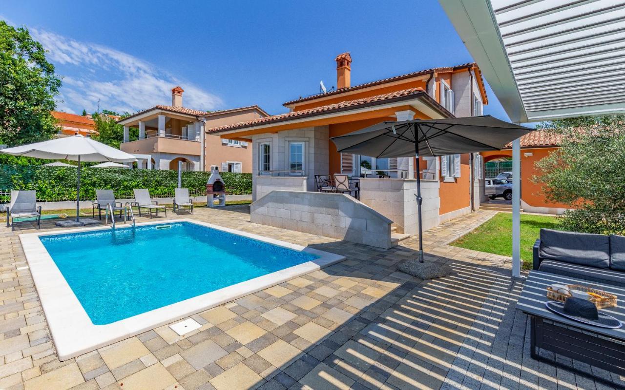 Lotus Villas Resort Pula Bagian luar foto