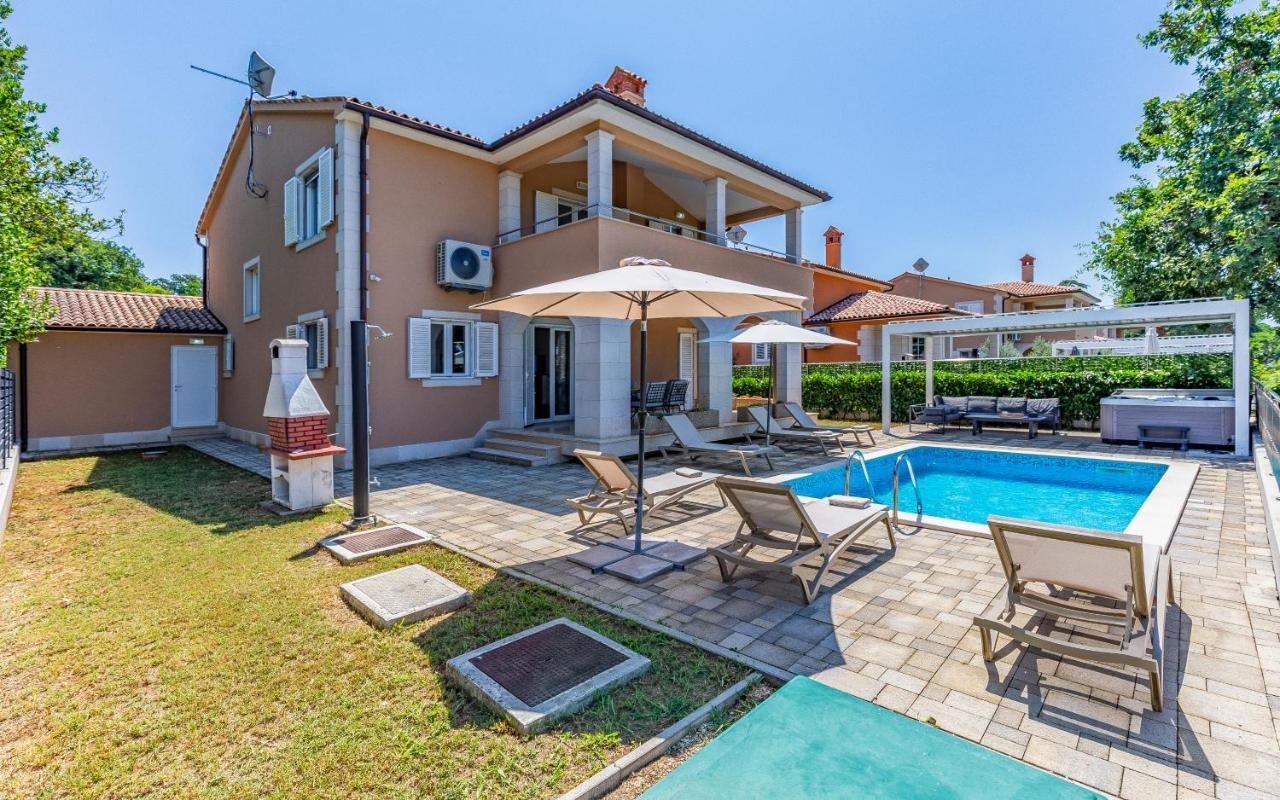 Lotus Villas Resort Pula Bagian luar foto