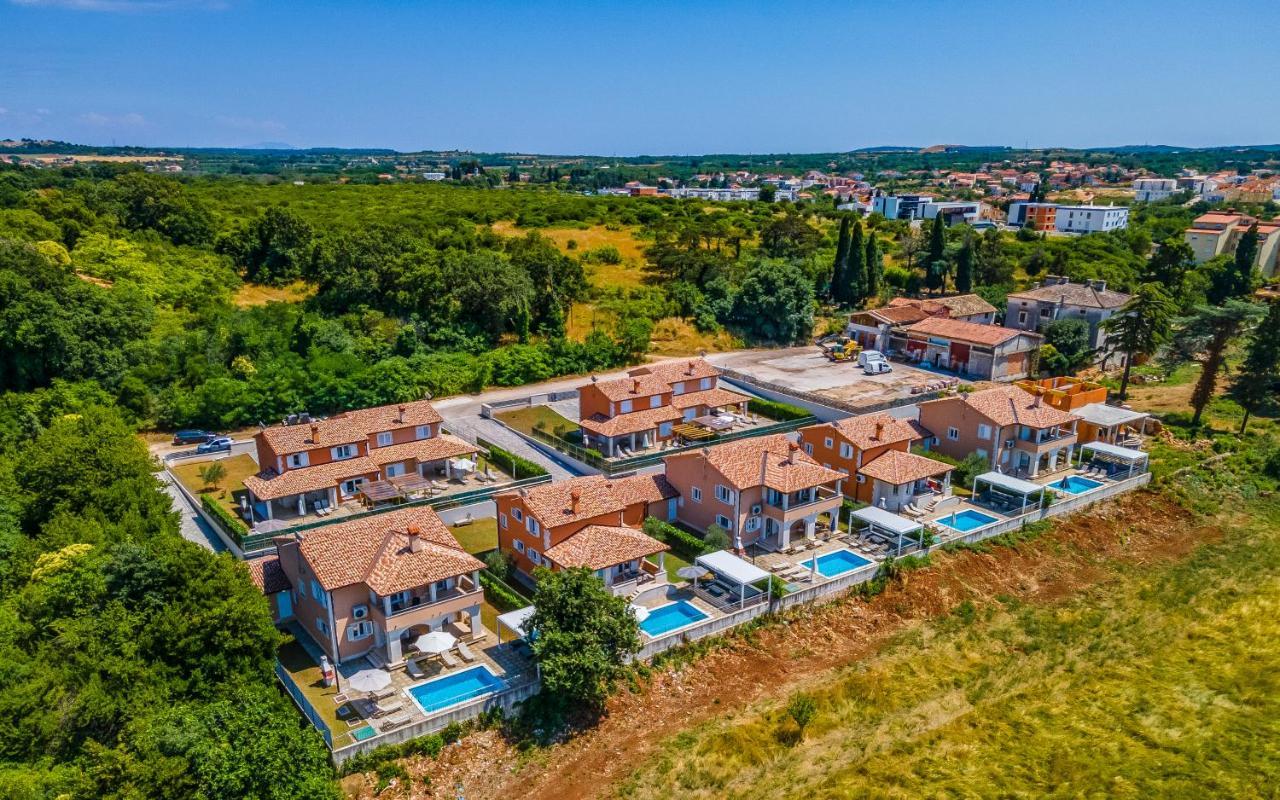 Lotus Villas Resort Pula Bagian luar foto
