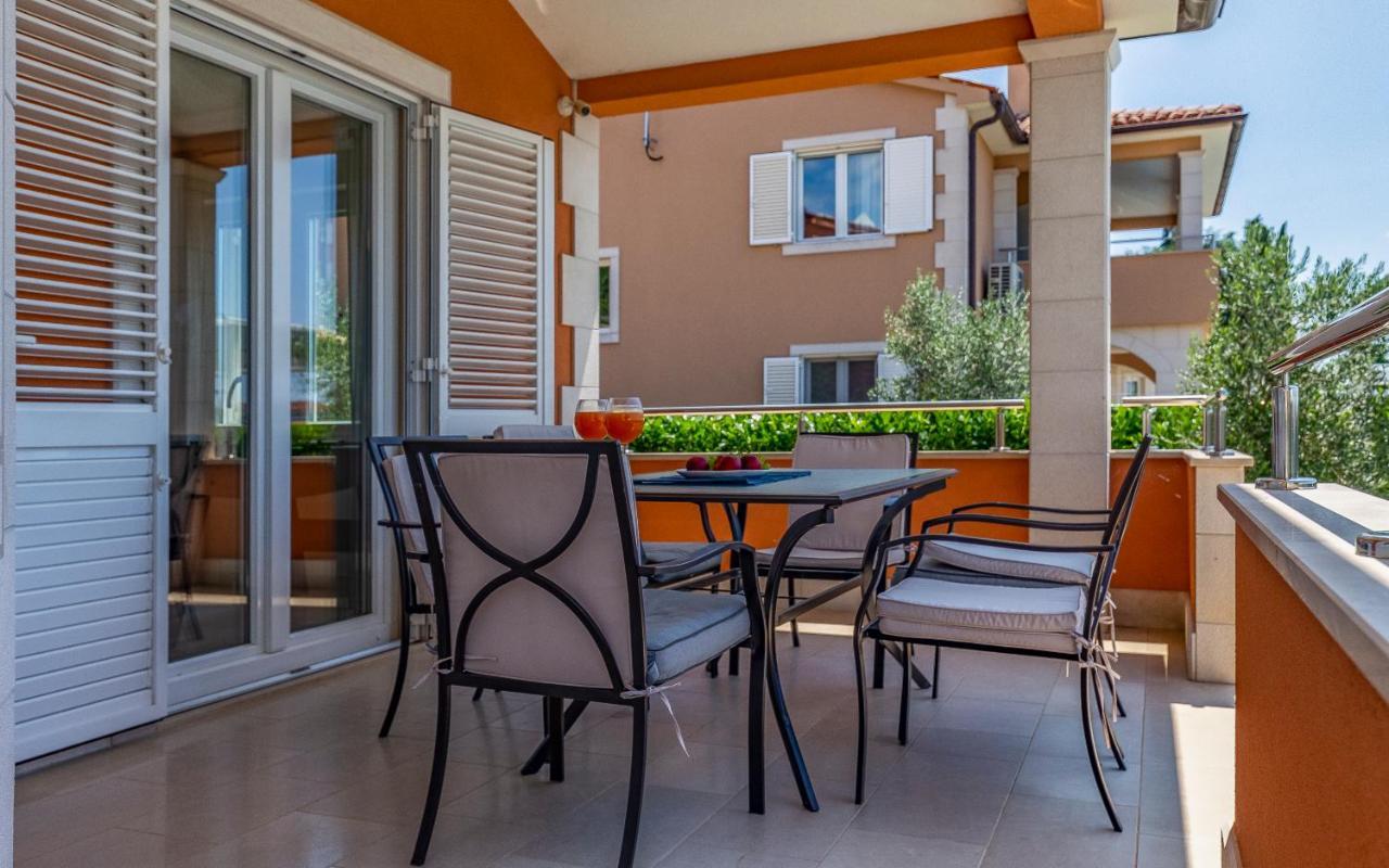 Lotus Villas Resort Pula Bagian luar foto