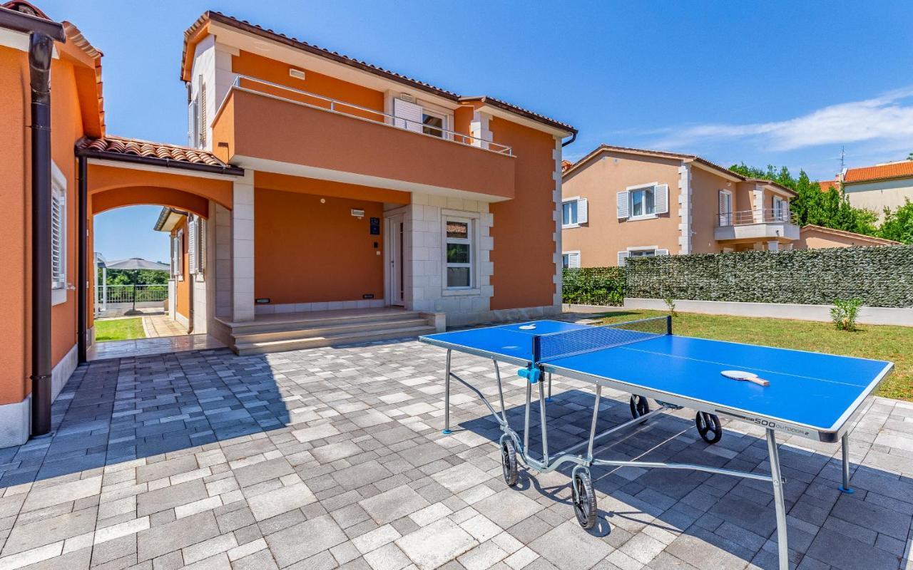 Lotus Villas Resort Pula Bagian luar foto