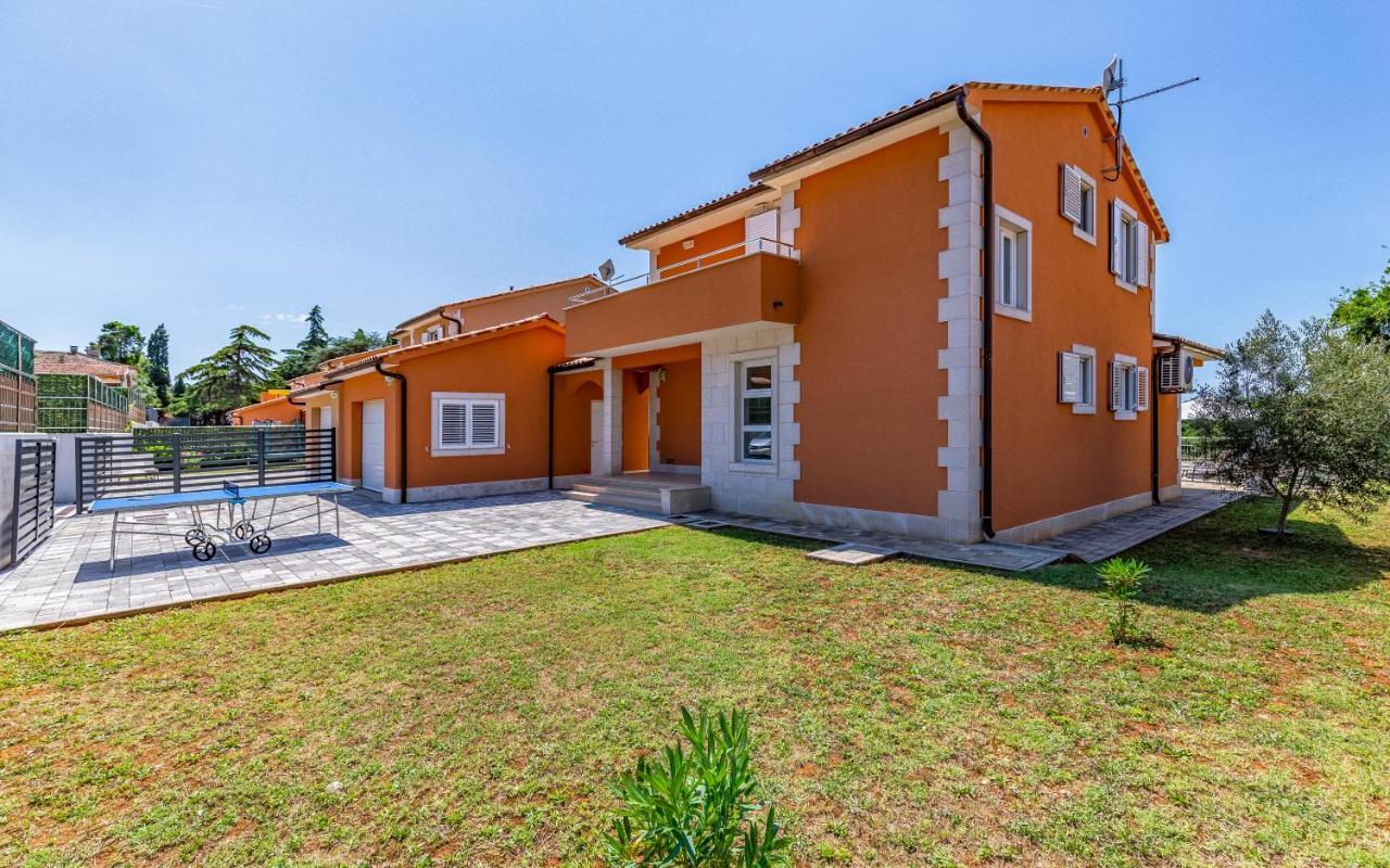 Lotus Villas Resort Pula Bagian luar foto