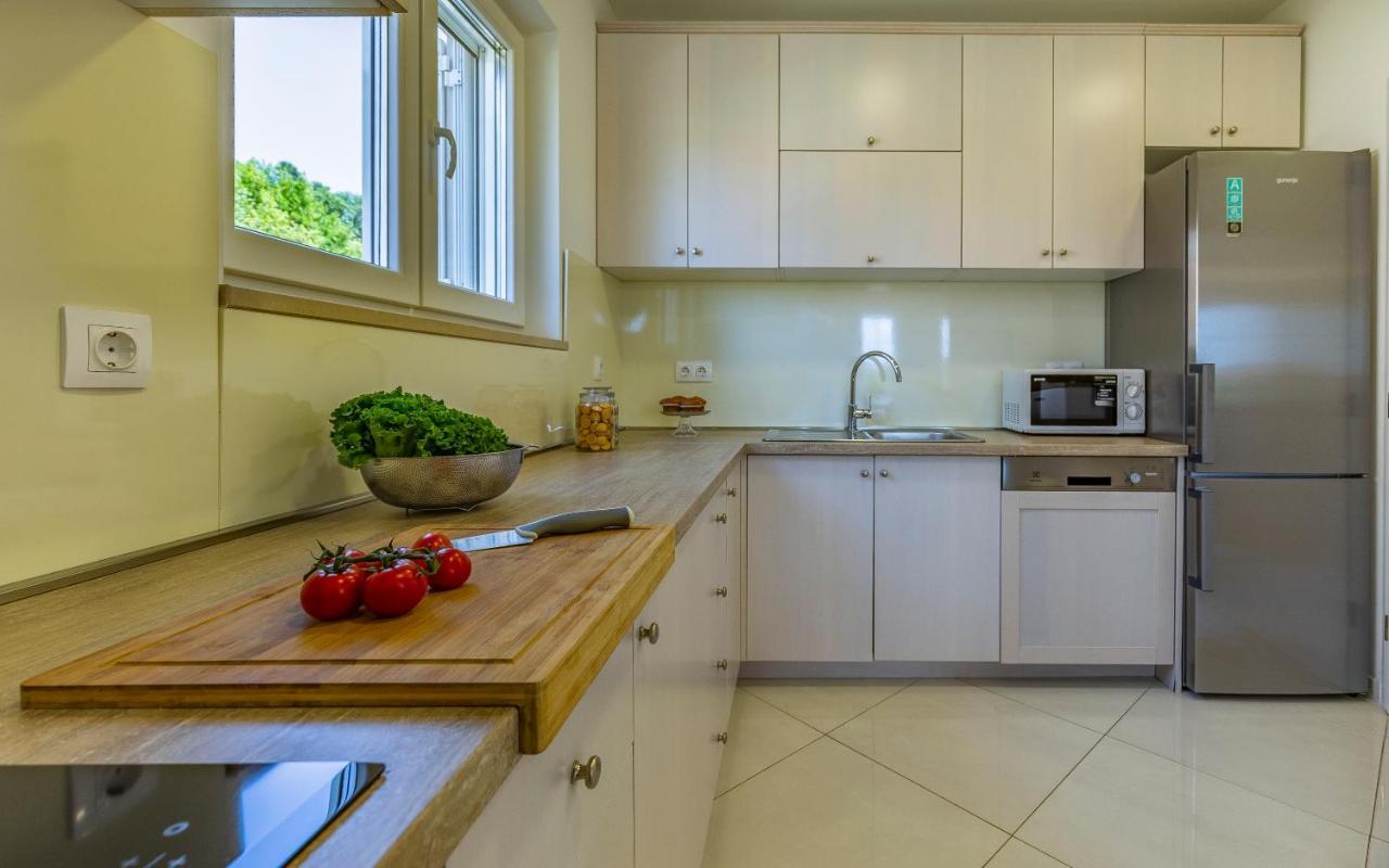 Lotus Villas Resort Pula Bagian luar foto