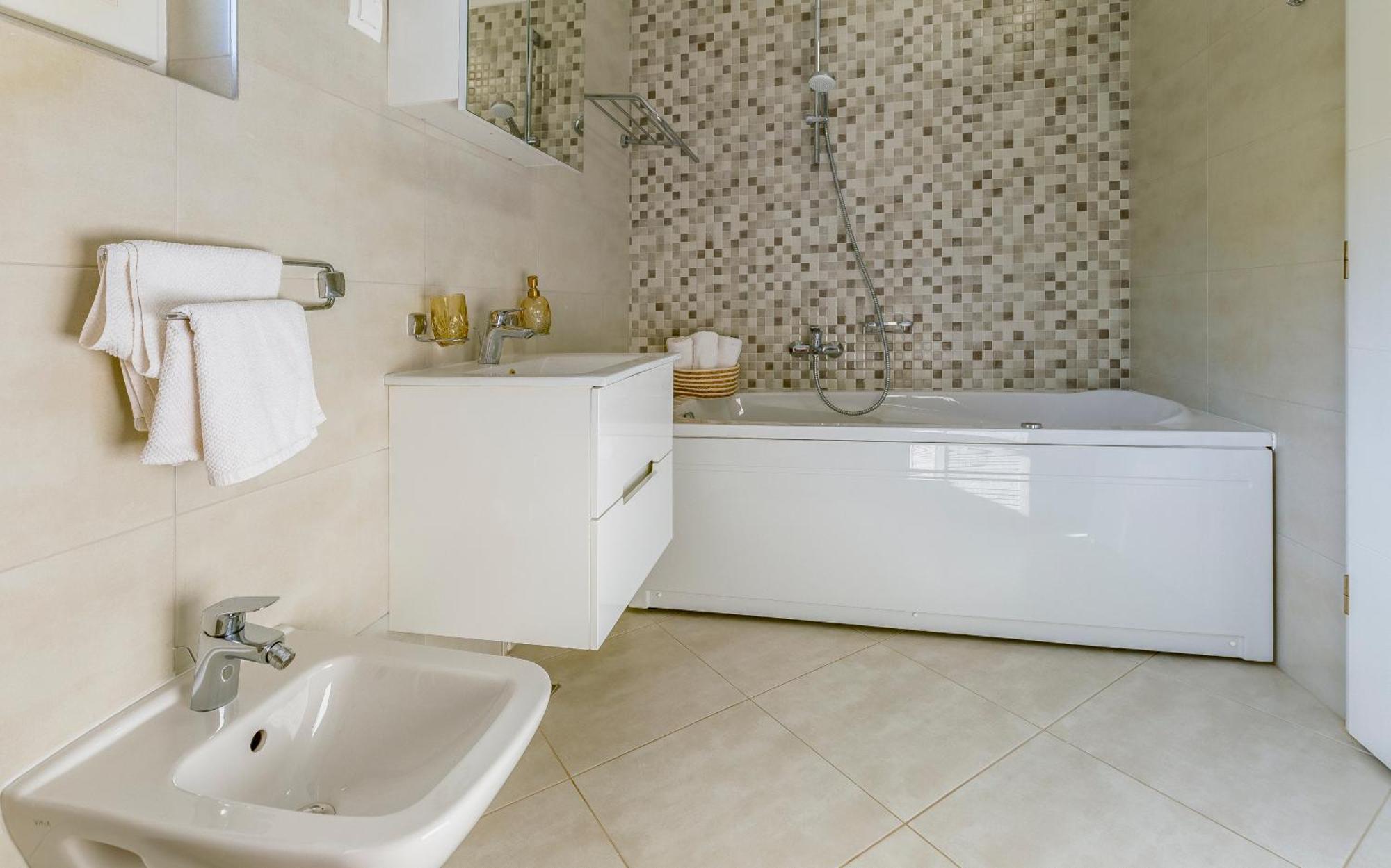 Lotus Villas Resort Pula Bagian luar foto
