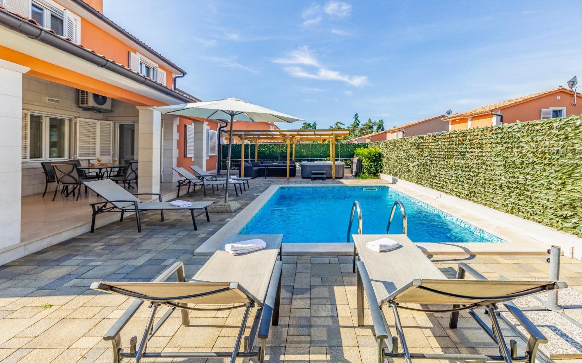 Lotus Villas Resort Pula Bagian luar foto